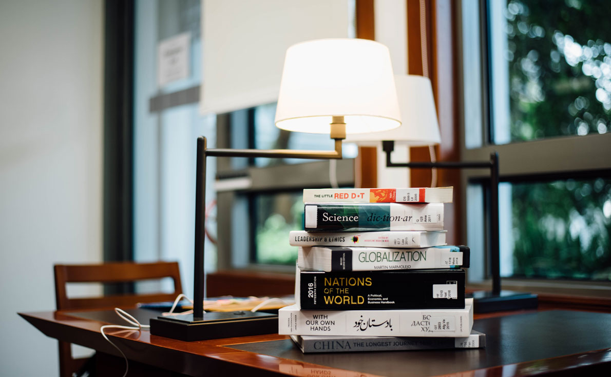 Can the USB Desk Lamp Be Used While Charging? Can It Be Directly Plugged into the Power Supply?