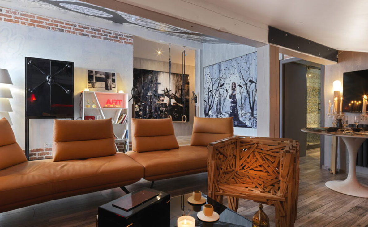 fuleague-sofa-in-the-lobby-of-snow-lodge-hotel-courchevel-1850-france